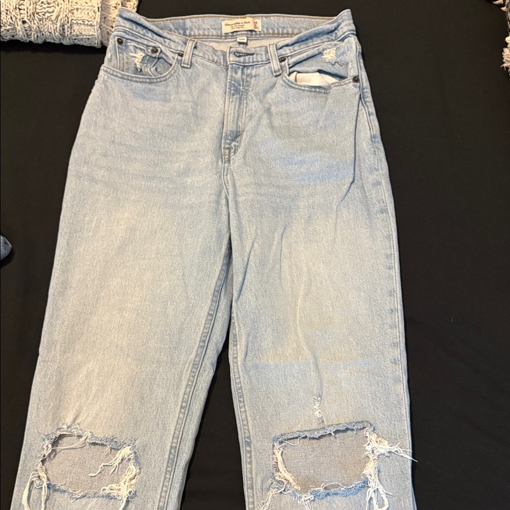 Abercrombie & Fitch Light Wash Distressed 90’s Straight Ultra High Rise